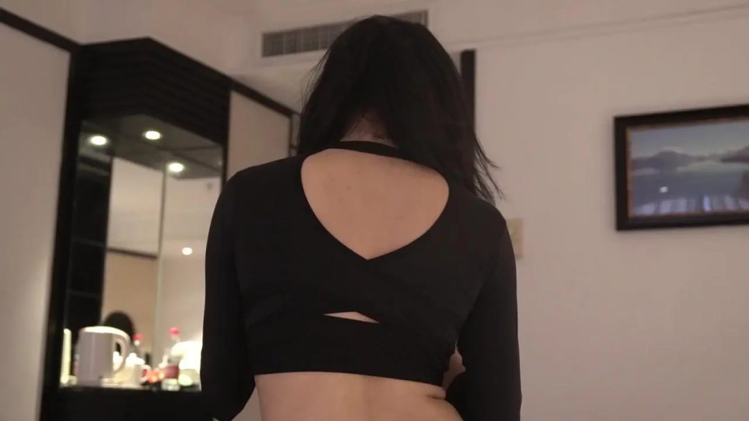 《黑丝袜全包》羞涩妹子第一次体验全包木乃伊-7