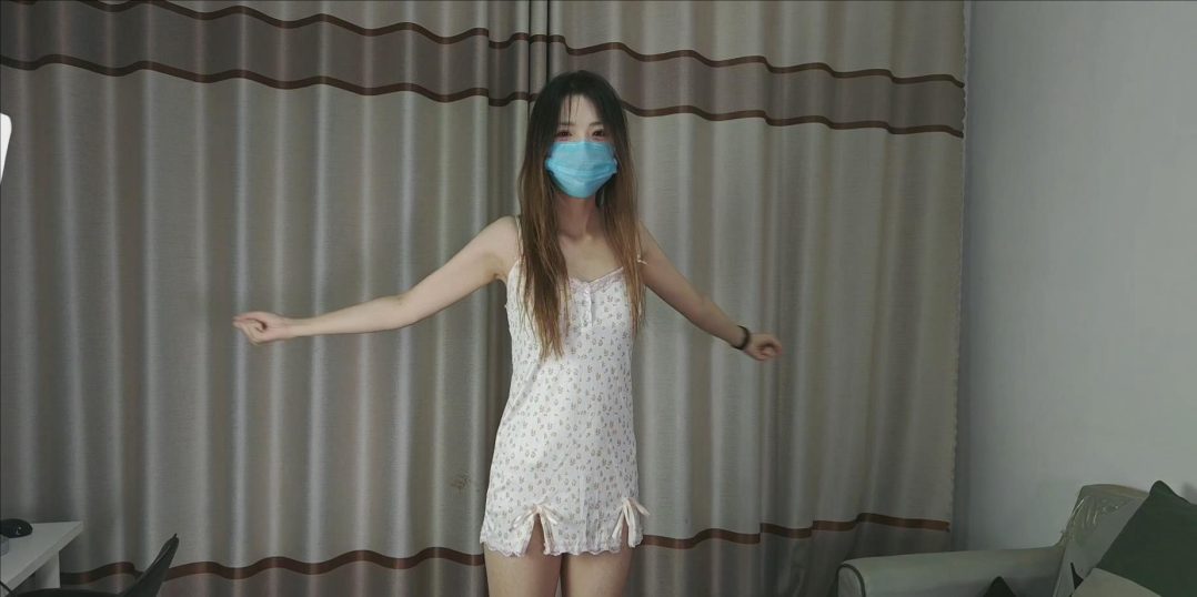 模特桃桃 眼睛很大 身材巨好 真空穿着碎花裙 强制行走 照镜子-1