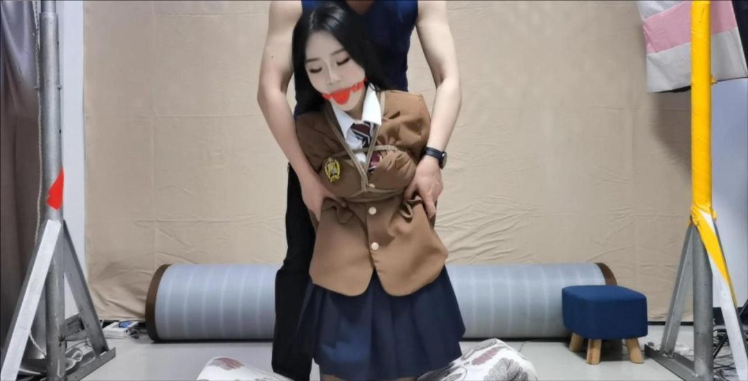 优秀新人可儿，黑丝JK少女第四集：口舌训练的搬运目标完成很给力，特殊的奖励，手铐、TT、口球、红唇、娇喘的魅惑、逐渐深入的TJ游戏，迷失的少女-4