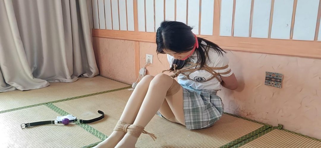 娜娜大号口球堵嘴《日式并腿海老和日式极限驷马放置》及访谈，大号口球撑满嘴，只能任凭口水一直流驷马拉得太紧给娜娜痛得挣吟-5