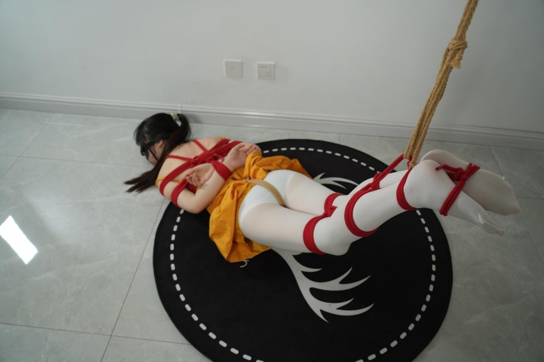 【灰太郎的羊】不服管教的莎莎遭绳子调教【日式➕单腿吊缚➕双腿并捆吊起】，【口枷➕眼罩TK】叫骂不停-1