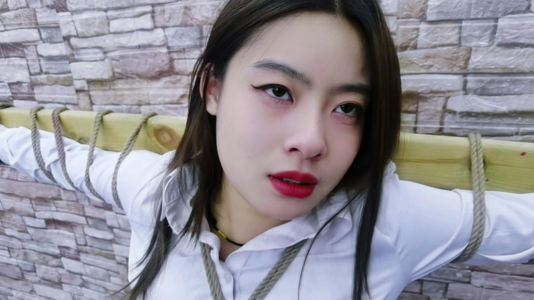 定拍转公映:希希被抓获拒不交代同伙,那就上大刑,钢针扎胸,筷子夹舌头在用钢夹夹住舌尖,在用郊狼电击片连住用150码电击,她能交代吗...-2