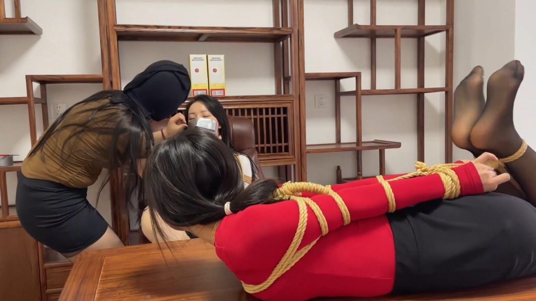 云雀定拍.公报私仇01.绑架惩罚刻薄的女总裁却意外遭遇屋中潜伏的神秘蒙面女人-16