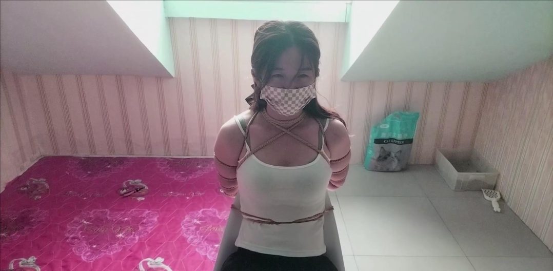 蝶梦的惩罚：蝶梦犯错接受惩罚，紧搏把脚到起来，痒痒她的脚丫，肚子，放到沙发上继续，惩罚打屁股-2