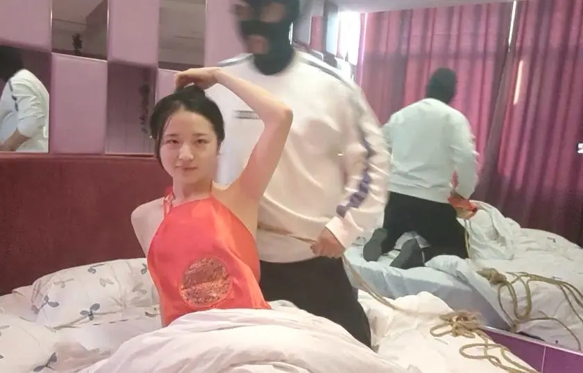 剧情订拍红肚兜晚晚入室绑架+棉被包裹+强制拘束-2