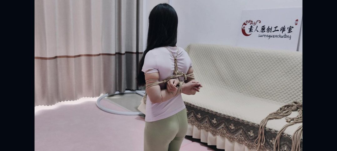 大学生小姐姐体验瑜伽服白袜五花大绑驷马紧缚口球放置流口水(说博主捆绑太紧了)-6
