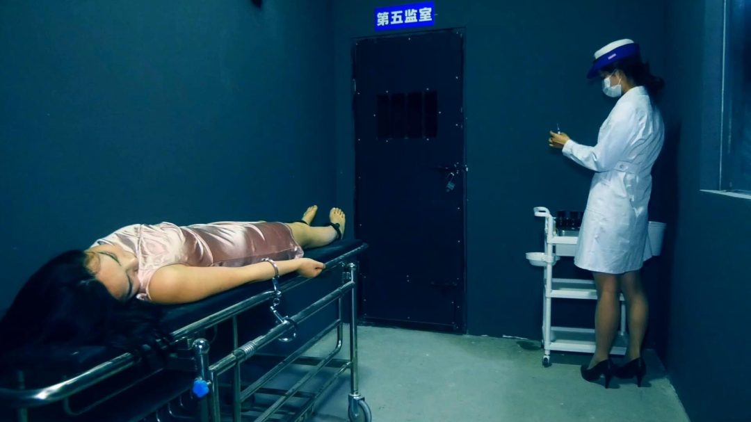 拍转公映《知法犯法之空姐没落 》第四集 在执行s刑前一天郭莉莉和潇悦悦被驷马捆绑一级禁锢，最终一个被q决一个被注射s刑-9