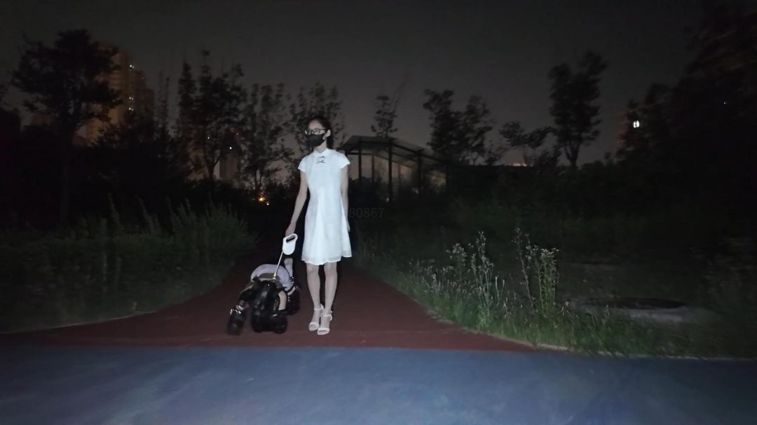 亲姐牵着被k9束缚的妹妹公园露出 少萝霜喵又是被姐姐梦婷tj了-3