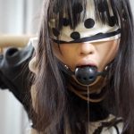 象人定拍-女仆装白丝小0被驷马捆绑后调戏，最后绑到十字架上调教