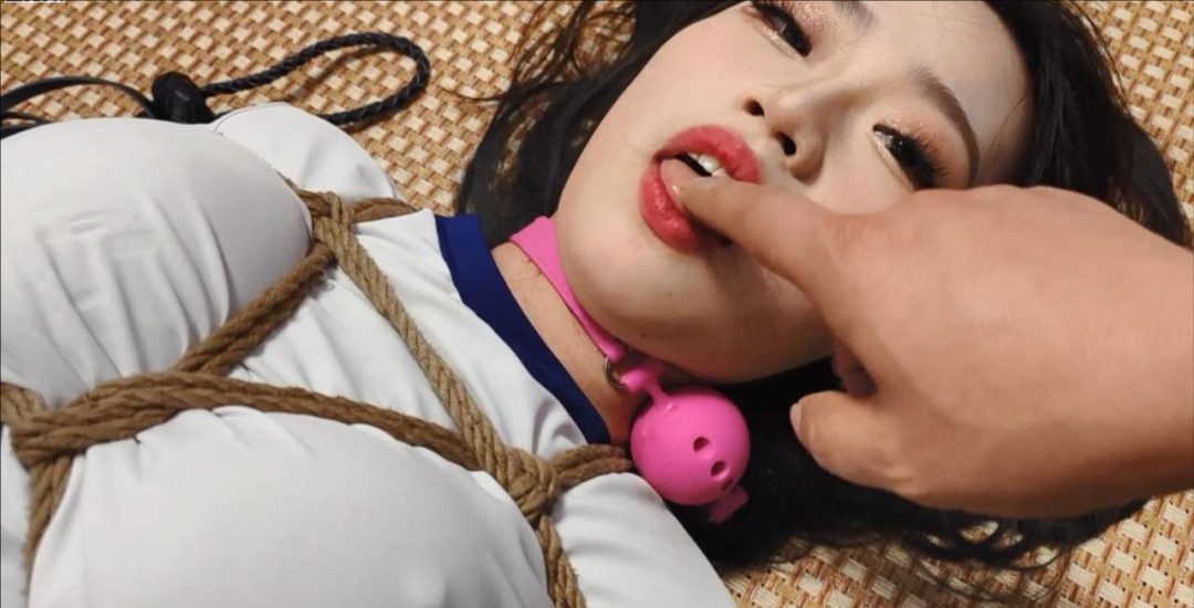 新晋美模可儿试镜第四集，性感日式少女风（上），丝足美腿帆布鞋，后手胸缚、大号口球、单脚吊、鞭打、亵玩TK、逗胸玩舌探口，换个姿势继续扭啊继续叫，凄美与性感的极致诱惑-11