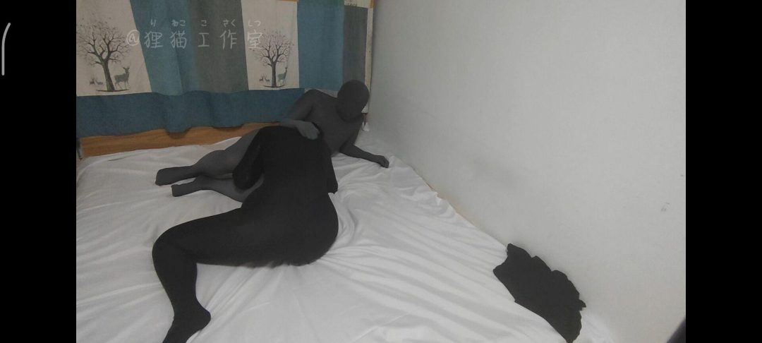 冰肌美人与黑曼巴两个zentai娃娃的抱抱-3