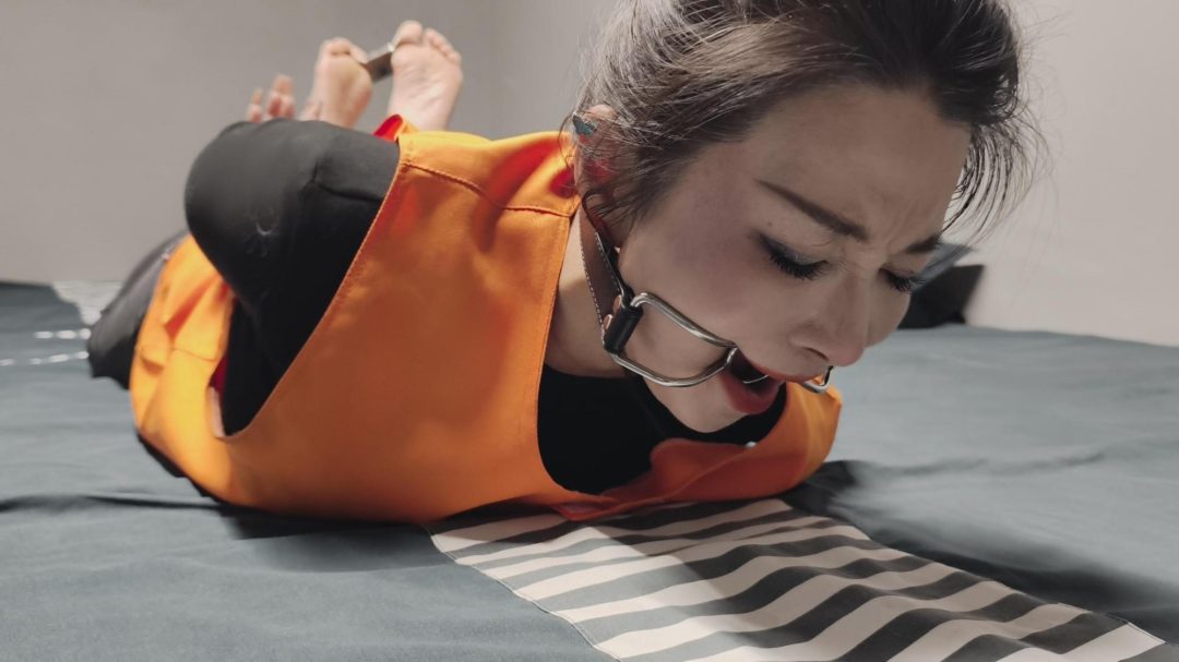 【忘忧社工作室】一名女犯人被抓获，进行例行搜身检查后被带上手铐。审问时，她自称江红。面对审问，她坚称自己没有什么可说的，态度不配合-9