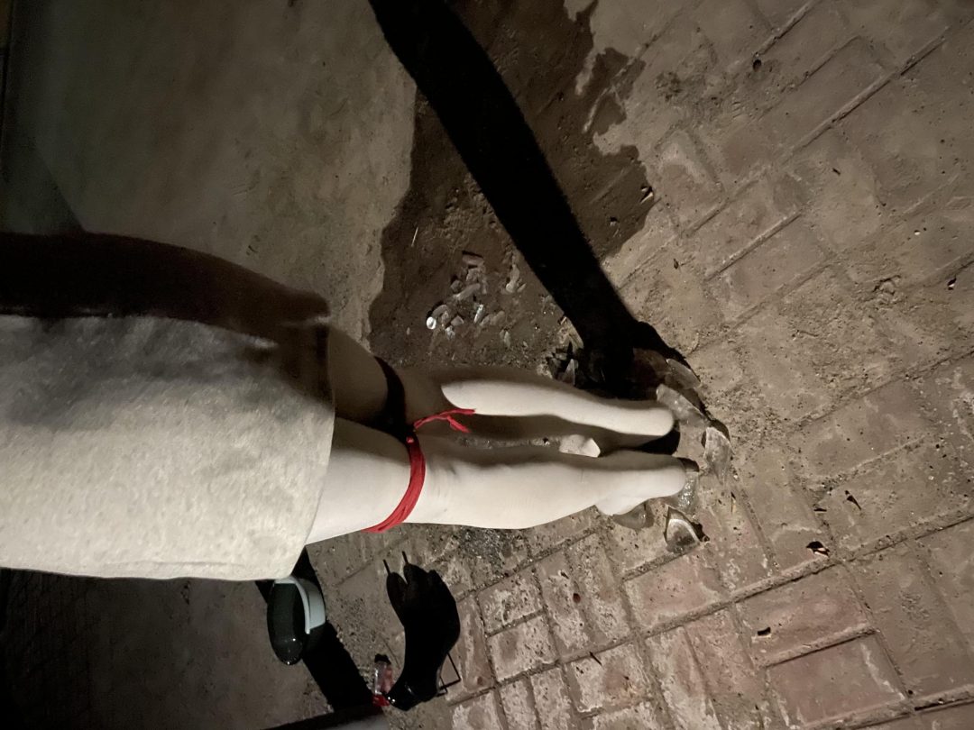 户外路边吊绑，踩冰-4