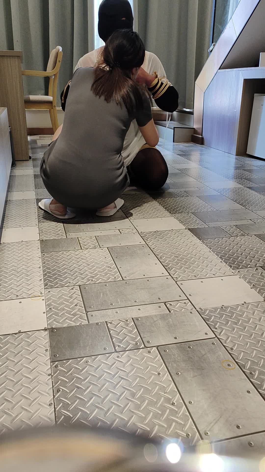 安妮女王首次调教网约男-1