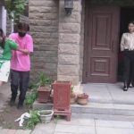 《小区里的绑架》上集 美女娜娜被人绑架带到黑窝，被关押在一个房间里，娜娜找准时机逃出去