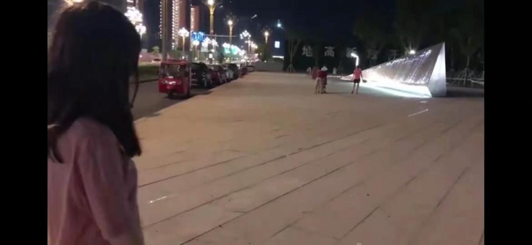 饭后穿zentai散步吸引路人眼球-4