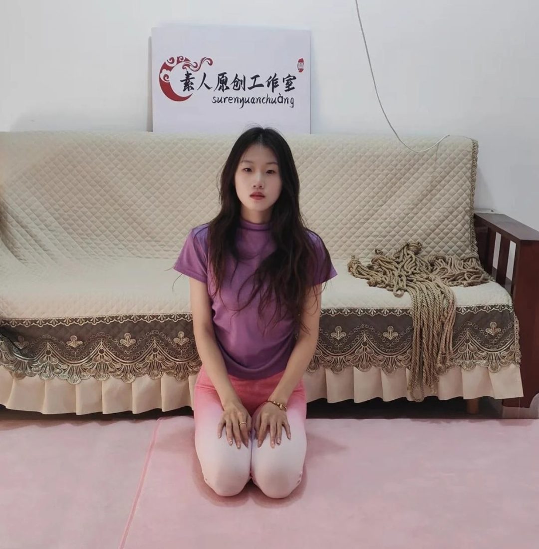 研究生美女晓麦瑜伽套装五花极限驷马 疼得叫胳膊骨头快断了-1