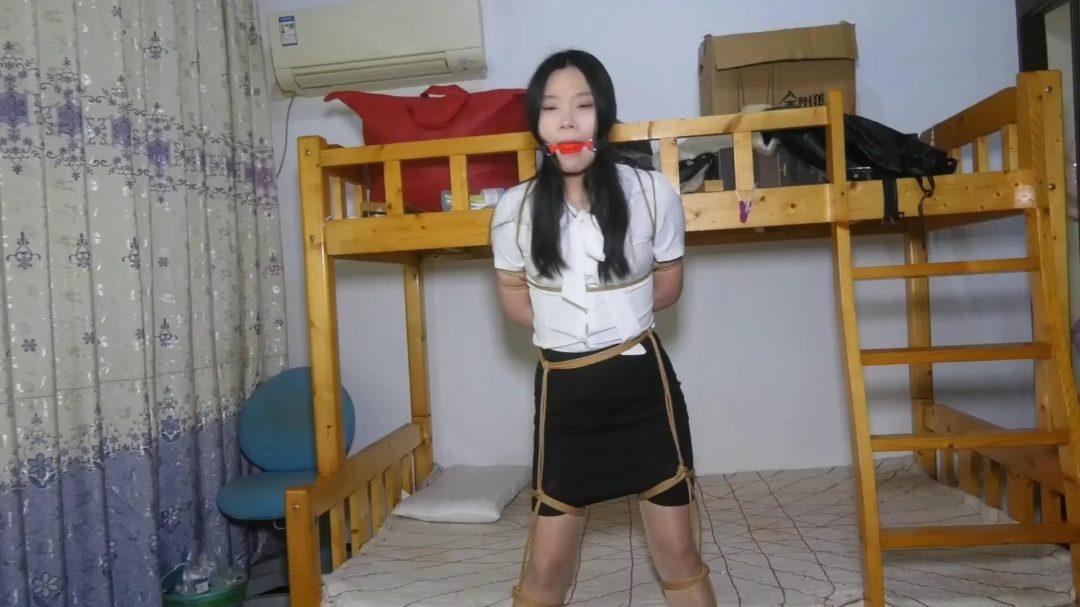 女白领的灾难》 上集 女白领下班回到家没有锁门被尾随跟踪来的女劫匪入室捆绑-4