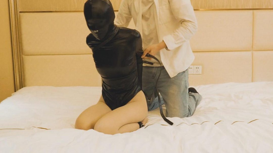 萌妹穿上zentai肉丝，戴上单手套，强制 一镜到底-4