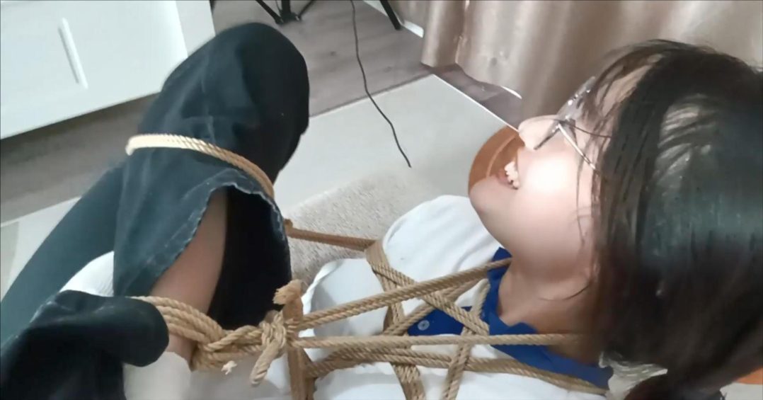 文静，半袖校服眼镜学姐的桃符之虐第一季，羞羞的捆绑姿势和挠痒游戏，白袜小脚挺好玩，只是银铃般的笑声有点扰民-7