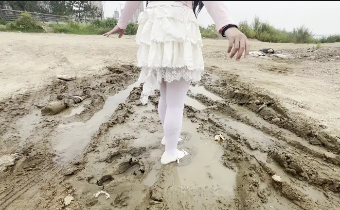 软妹裙白丝海边烂泥地打滚弄脏不可描述-3