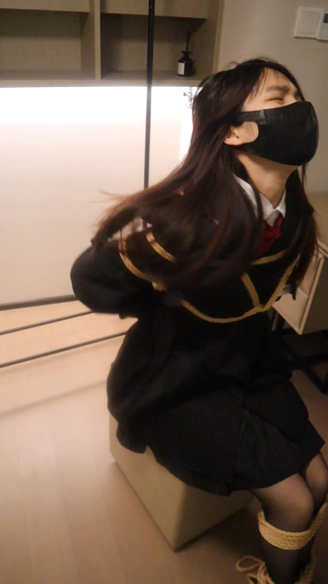 我本来对着镜子自拍呢，忽然困了就趴桌子上睡着了，再一醒来就被绑住了！（鱼果儿我本来是个高冷的学姐才对，被绑上后直接秒变成憨憨了QwQ）-4