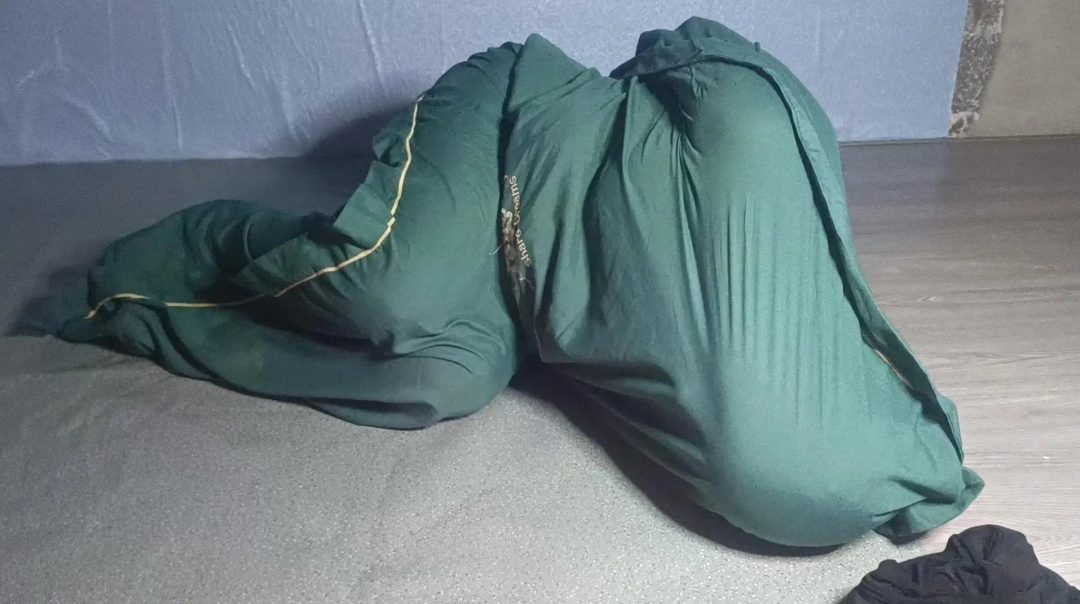 小M妹子第二次拍摄尝试被单全包裹，套进去让她自己蠕动 后面她自己慢慢爬出来-3