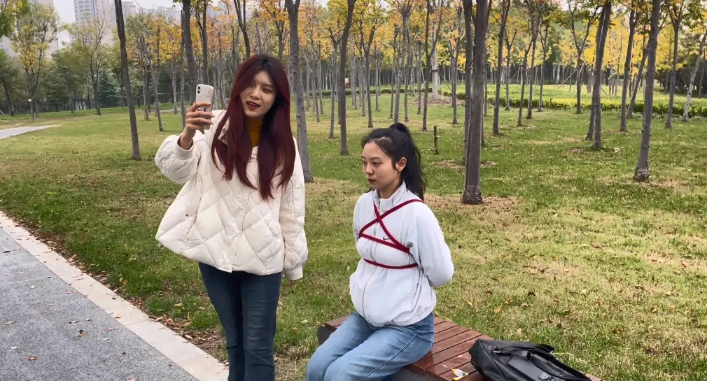 公园直播 捆绑 让被绑者丢人现眼 路人异样的眼光观看心理激动刺激-3