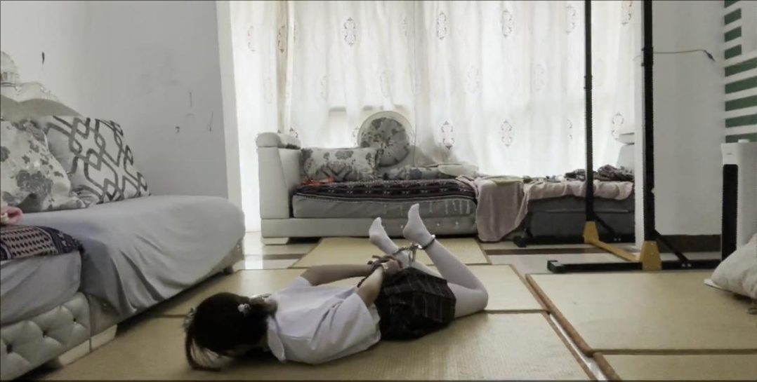 【琳媚】【何露】两姐妹玩游戏比赛铐起来看谁先解开 谁知先解开的女孩解开了开始玩弄自己姐妹-4
