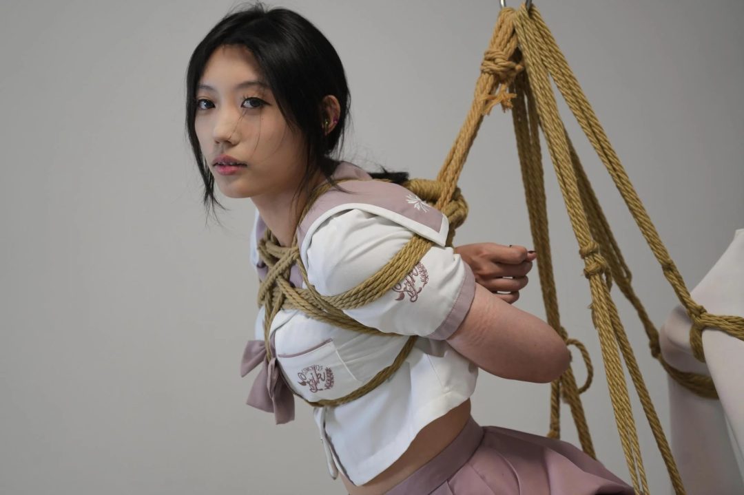 游戏环节JK美女屡屡出错，脚底蓝砖全被抽走，最终惨遭\