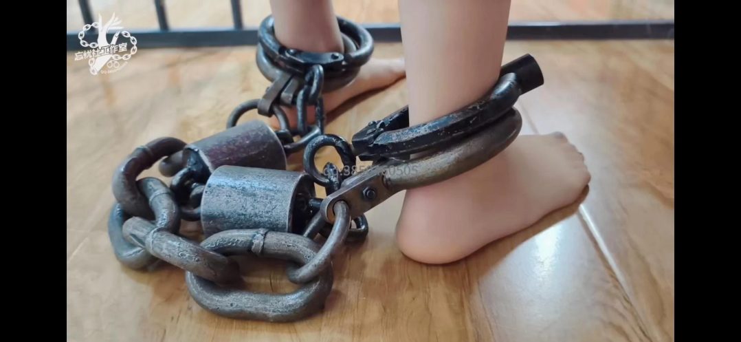 女孩因贪财误杀，被保安姐姐抓到后主动要求赎罪，愿意接受最重的镣铐，带上了重镣每一步都煎熬，才能让女孩免受良心谴责。。-6