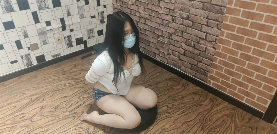 新来的小M小鱼 胸大 戴眼镜巨反差 真空拍摄 喜欢刺激玩法-3