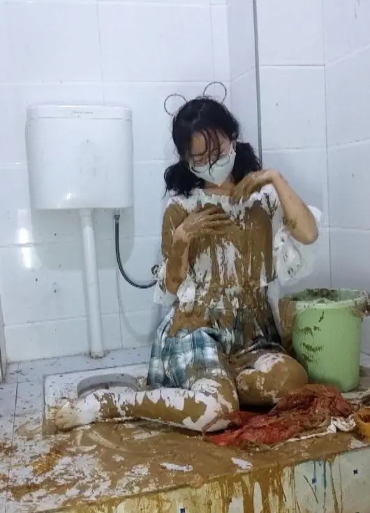 jk白丝浴室粘稠物体涂满全身重口味-2