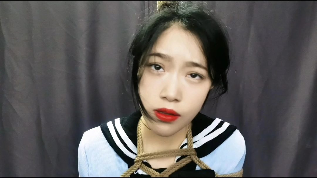 艺仙儿脚底就是电击站立开关，电击码率调到200的时候，由于脚尖站立时间过长，已疲备不堪，脚底只能频繁接触开关，差点把她电焦..-1