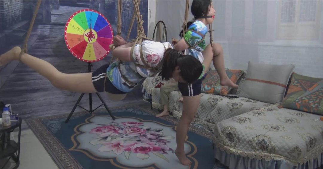 《双女M转盘捆绑游戏 四 》 双M转盘抽奖玩捆绑游戏，转到什么项目玩什么项目-4