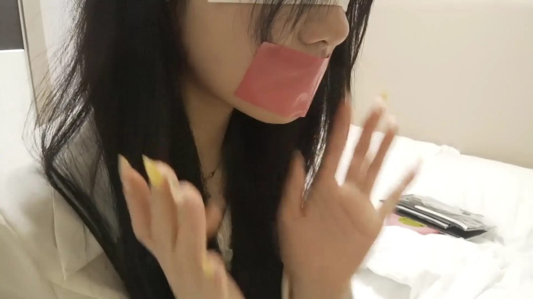 00后美女胶带堵嘴，黑丝丝袜全包木乃伊，全身挠痒挣扎！-1