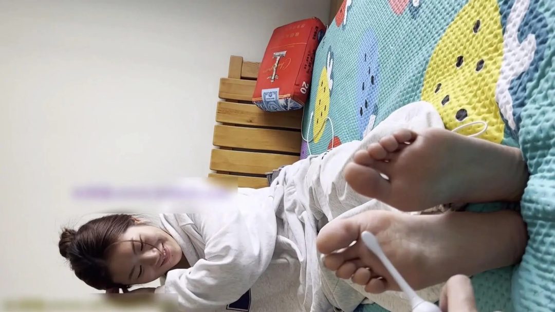 175身高-农大学姐被挠脚心-3
