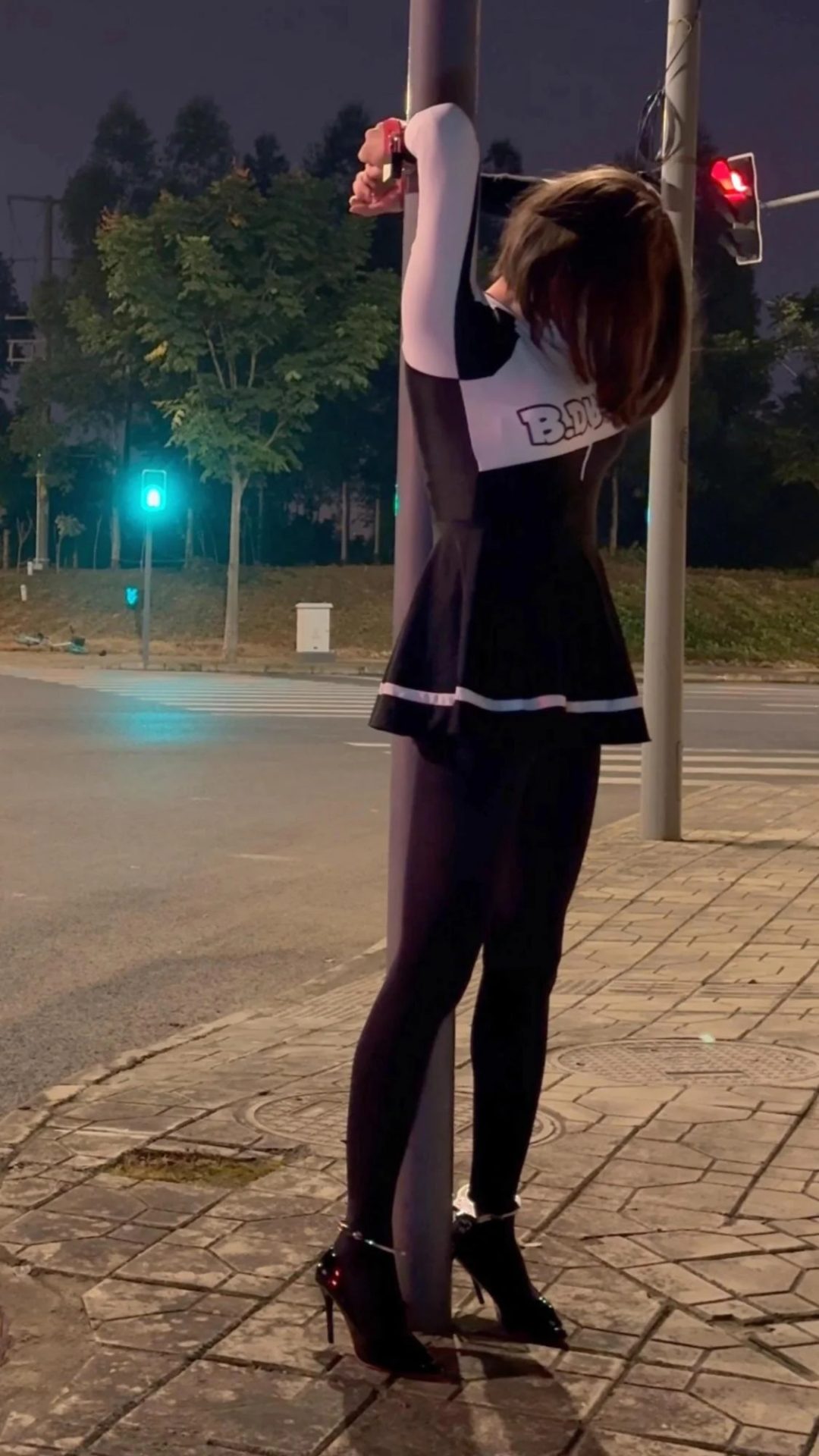手脚头顶背铐在红绿灯上SubM-1