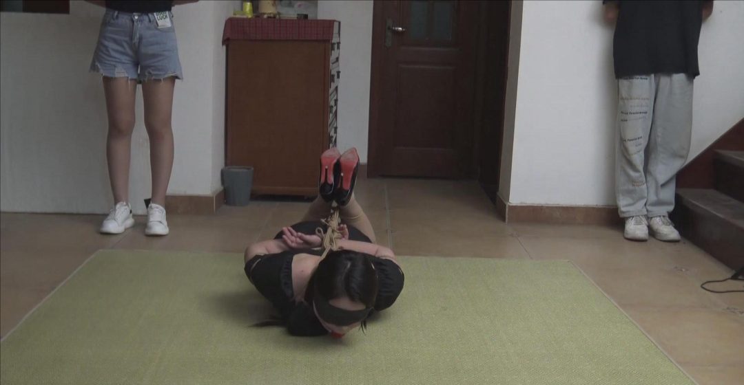 《借贷风波之交换》 第四集 姐姐赎回妹妹，没有想到自己被大姐大拿下捆绑侵水惩罚-3