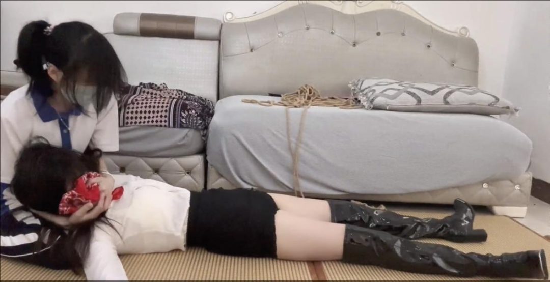 【佳怡工作室】【佳怡】【琳媚】女孩玩游戏被捆起来折磨 没想到女孩挣扎开反捆了-5