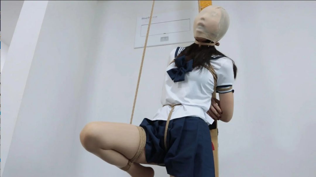 《剧情片做人不要太苛刻 下》 劫匪怒火中烧将恩可单腿吊缚起来进行调教，恩可胶带封眼丝袜蒙头彻底失去自由-16