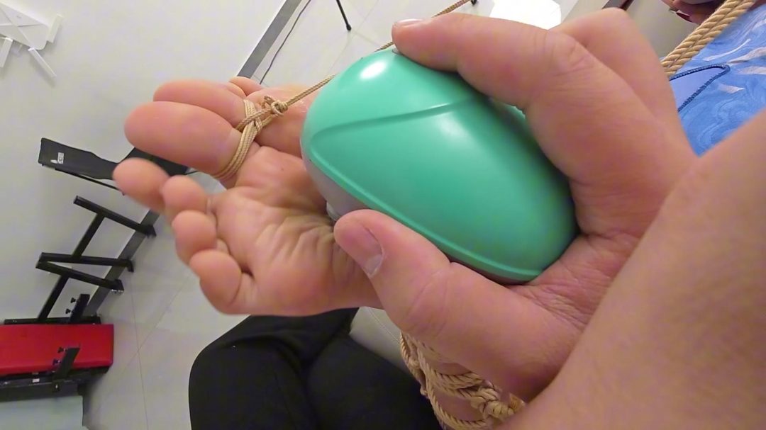 足控福利，北北裸足超紧司马，口球嘟嘴，细绳子绑住脚趾。北北挺会两只脚丫夹着我的手指来来回回-7