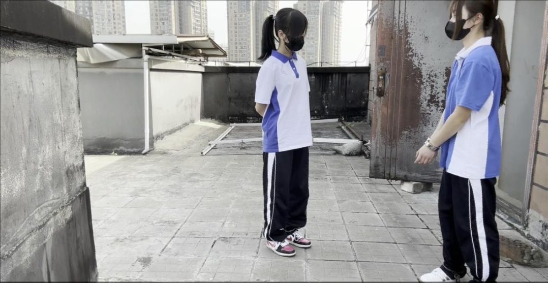 【佳怡工作室】【琳媚】【何露】姐妹两人天台镣铐被人发现 羞耻心达到极致-3