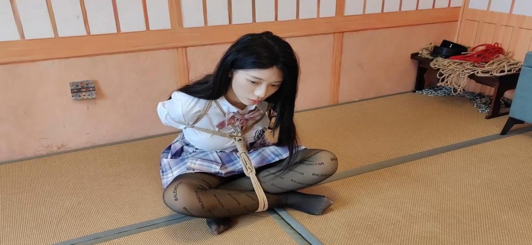 《颖颖绳艺体验访谈》小姐姐长得很好看，后手观音，日式，海老缚，欧式直臂，驷马，大号口球，基本全部绑法都绑了一遍，最后还有小姐姐自己戴两款大号口球，真实感受述说，绝对不亏！-3