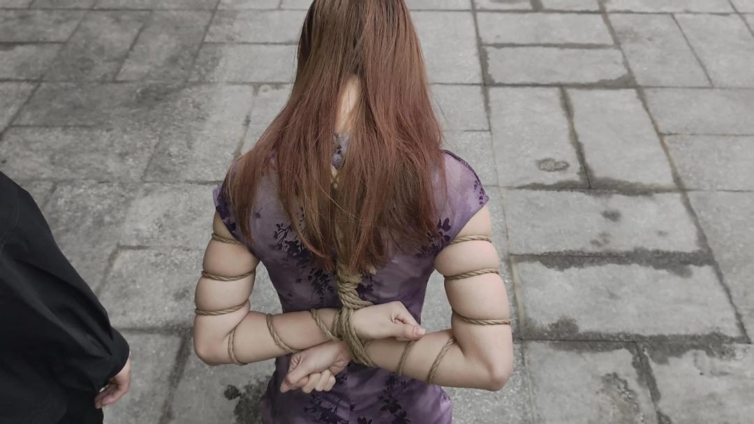 【忘忧社工作室】一名24岁的自媒体主播李妙妙因在网上认识一个，并在直播间内将品当药卖，抓获。在她的包里搜出大量物品和现金，李妙妙对此表示不知道。在询问下，李妙妙供述了自己通过不正当渠道的经过-7
