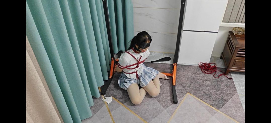 18岁新模特被单腿吊起来，被tk 妹子躲闪无用，被无限折磨至哭-6