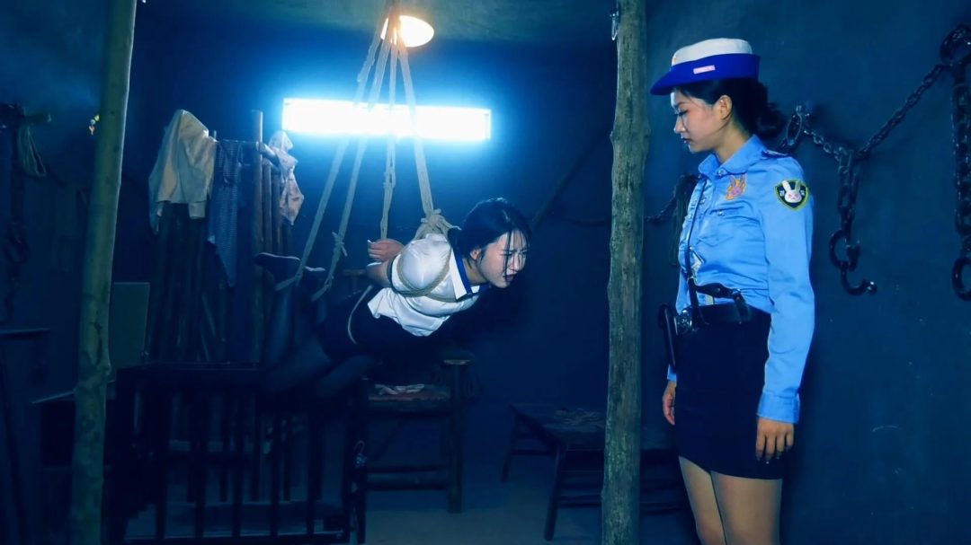 片名：定拍转公映 新片《红颜丽人不归路（绞刑篇）》 完整版 郭艳年纪轻轻犯s人，被捕后不老实交代自己的犯罪过程，受倒吊，关笼惩罚 钉死镣最后执行绞刑-8