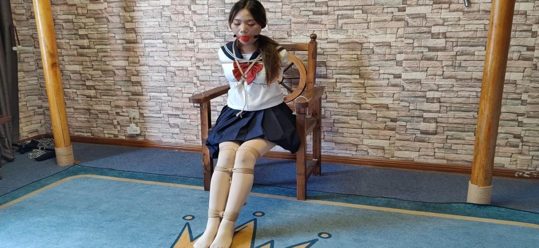 大学生妮妮试镜，大号口球堵嘴《后手观音和直臂并腿海老缚放置》绑得只能扭动完全动不了，大号口球把小嘴塞满撑到极限，受不了，只能挣吟叫解开-4