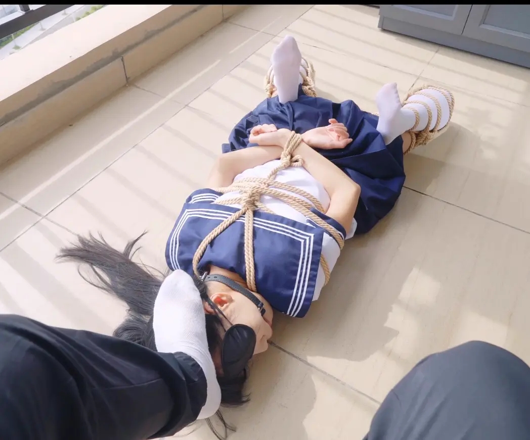 双马尾JK萝莉 阳台 捆绑 放置 晒太阳-3