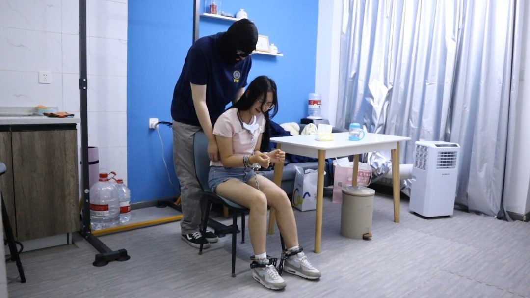 女犯果果出狱后 再次被捕 审讯审判处决 挠脚挠全身TK 手铐脚铐脚趾铐-4